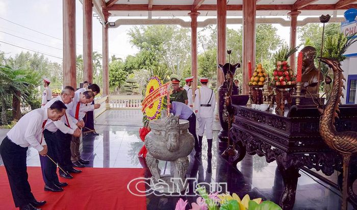 Các đồng chí lãnh đạo tỉnh Cà Mau viếng Bác Hồ với tấm lòng thành kính.
