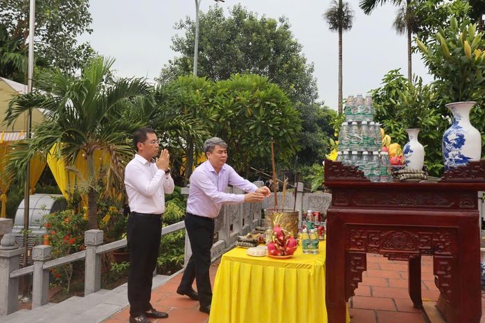 Bí thư Đảng ủy, Chủ tịch HĐND xã Nguyễn Văn Đức và Phó Bí thư Đảng ủy, Chủ tịch UBND xã Đỗ Chí Hưng dâng hương tưởng niệm các Anh hùng liệt sĩ. Ảnh: Minh Phú