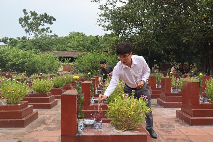 Phó Bí thư Thường trực Đảng ủy xã Ô Diên Phạm Hồng Hoàn thắp hương tưởng niệm anh linh các Anh hùng liệt sĩ. Ảnh: Minh Phú
