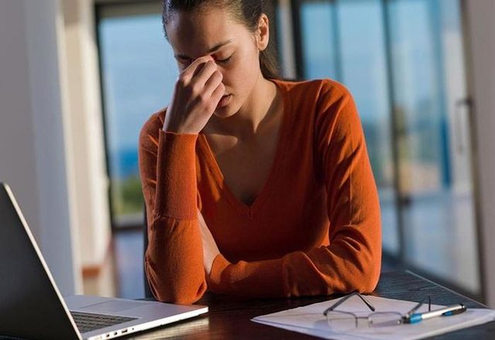 Việc sử dụng mắt kéo dài liên tục khiến nhiều người bị mỏi mắt, khô mắt, thậm chí là mờ mắt