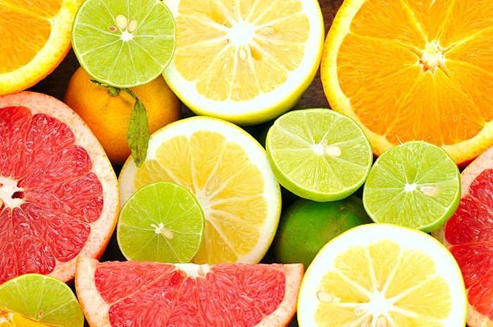 Tính axit của trái cam, chanh có thể làm trầm trọng thêm chứng đau họng.