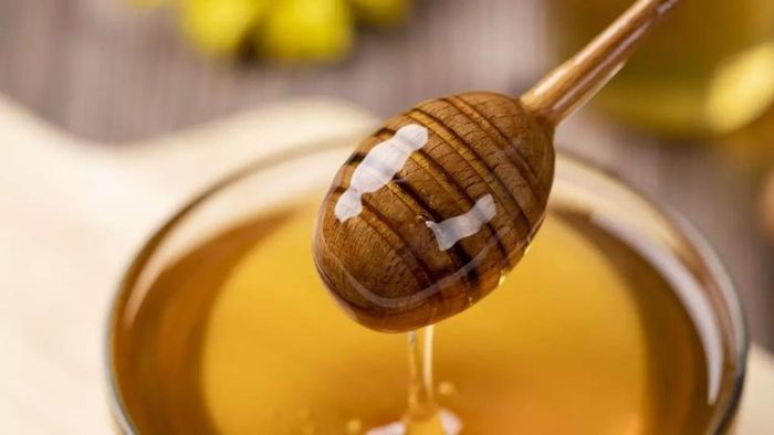 Mật ong có tác dụng giảm ho, đau họng.