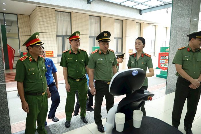 Trung tướng Mai Hoàng cùng các lãnh đạo Công an TPHCM tham quan các khu trưng bày triển lãm. Ảnh: M.Linh.