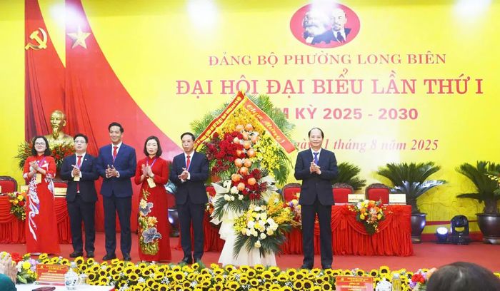 Ủy viên Ban Thường vụ, Trưởng ban Tuyên giáo và Dân vận Thành ủy Nguyễn Doãn Toản thay mặt lãnh đạo Thành phố chúc mừng Đại hội Đại biểu phường Long Biên lần thứ I, nhiệm kỳ 2025 - 2030. Ảnh: Thanh Bình