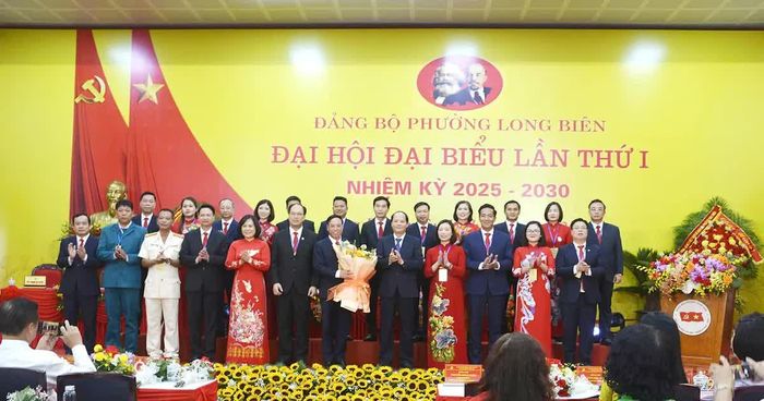 Ủy viên Ban Thường vụ, Trưởng Ban Tuyên giáo và Dân Vận Thành ủy Nguyễn Doãn Toản chúc mừng các đồng chí Ban chấp hành Đảng bộ phường Long Biên khóa I, nhiệm kỳ 2025 - 2030. Ảnh: Thanh Bình