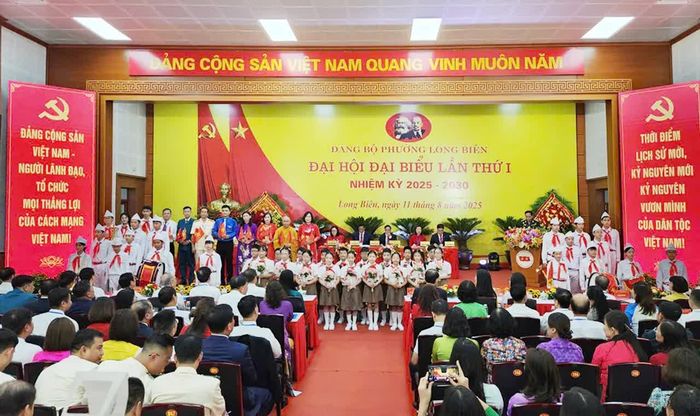 Các tầng lớp quần chúng Nhân dân chúc mừng Đại hội. Ảnh: Thanh Bình