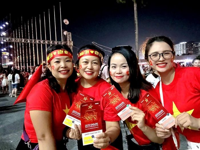 Khán giả hào hứng tham gia concert quốc gia tại sân vận động Mỹ Đình