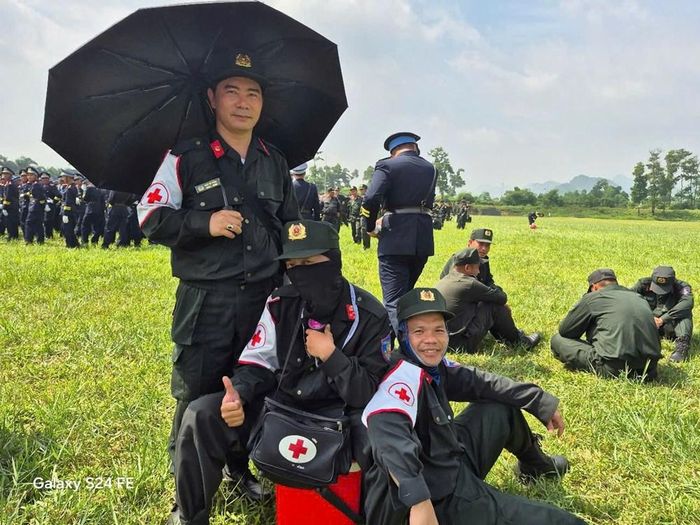 Các bác sĩ mang 2 màu áo luôn sát cánh cùng chiến sĩ ở thao trường để kịp thời lao ra hỗ trợ các chiến sĩ