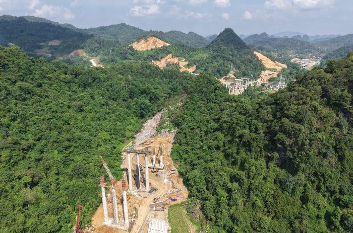 Các nhà thầu thiết lập lại tiến độ thi công, tăng cường số lượng nhân lực, thiết bị và mũi thi công so với kế hoạch ban đầu. Đặc biệt xác định các điểm đường găng để tập trung nguồn lực, tổ chức thi công “3 ca, 4 kíp”, tranh thủ làm cả đêm lẫn ngày để bắt kịp tiến độ.