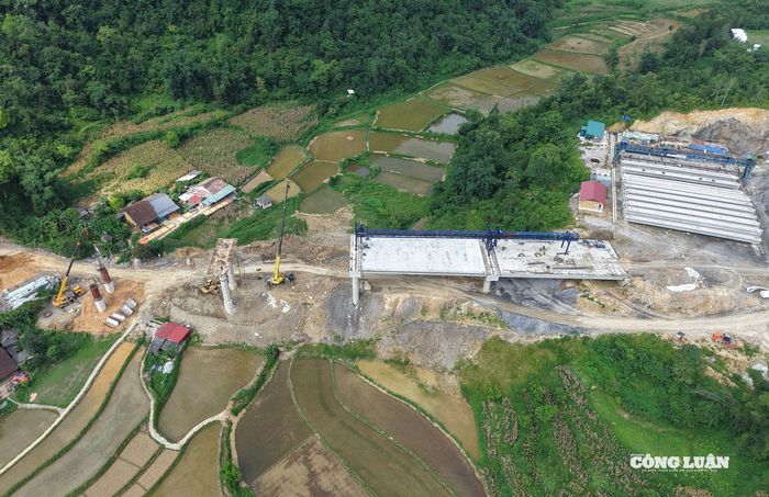 Giai đoạn 1 của dự án dài hơn 93km bao gồm 2 hầm xuyên núi và 64 cây cầu vượt bắc qua hai dòng sông Kỳ Cùng, Bằng Giang cùng vô số khe suối và tỉnh lộ.
