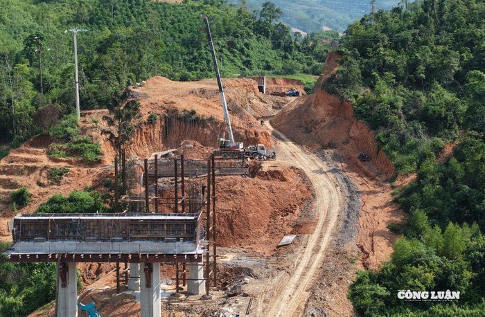 Nhiều vị trí bãi đổ thải đang tồn tại vướng mắc do tranh chấp, khiếu nại hoặc chưa thống nhất với người dân, ảnh hưởng đến kế hoạch đổ thải của Nhà thầu. Công suất khai thác các mỏ vật liệu còn hạn chế, cự ly vận chuyển xa chưa đáp ứng yêu cầu tiến độ.