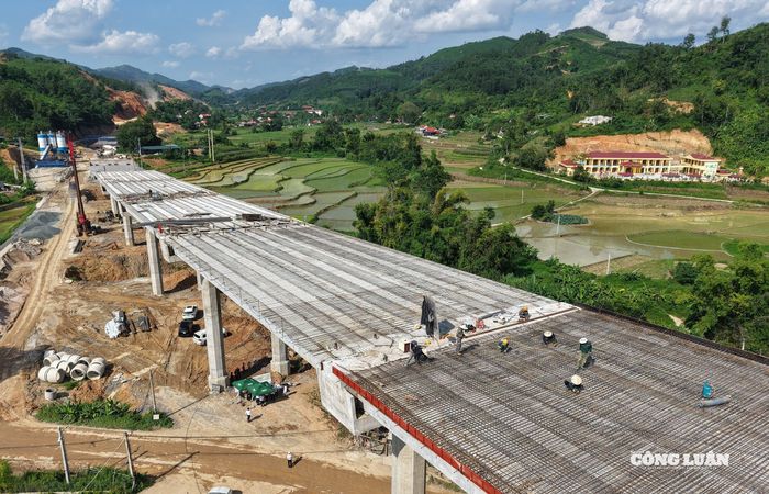 Thông tin từ Ban điều hành dự án cao tốc Hữu Nghị - Chi Lăng cho biết, hiện toàn dự án đã huy động 2.647 nhân sự, 1.213 thiết bị và triển khai 141 mũi thi công trên 4 gói thầu.