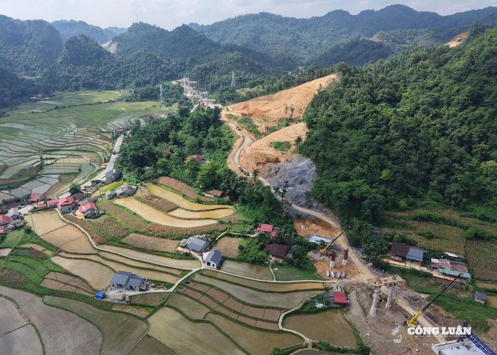 Thông tin từ ông Đặng Tiến Thắng - Tổng Giám đốc doanh nghiệp dự án cho biết, hiện 2 địa phương đã bàn giao 93,14/93,35 Km (đạt khoảng 98%) và cam kết hoàn thành trong tháng 8/2025.