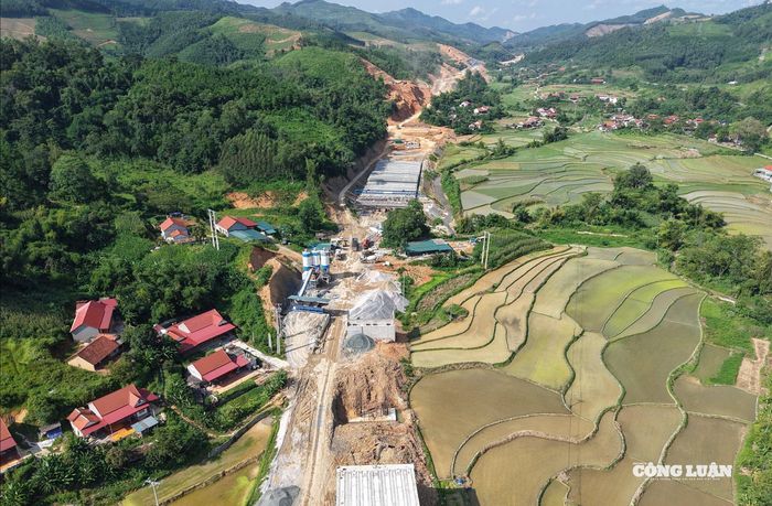 Là điểm bắt đầu của cao tốc Bắc - Nam phía Đông, dự án cao tốc Hữu Nghị - Chi Lăng có tổng mức đầu tư 11.029 tỷ đồng. Được khởi công từ ngày 21/4/2024, tuyến cao tốc kết nối trực tiếp với 3 cửa khẩu quốc tế là Hữu Nghị, Cốc Nam và Tân Thanh.