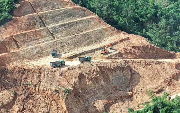 Các nhà thầu hiện đang tập trung huy động toàn lực nhân lực và thiết bị, thực hiện đúng tinh thần “mặt bằng bàn giao tới đâu, khẩn trương triển khai thi công tới đó”. Năm 2025, dự án đặt mục tiêu hoàn thành thông tuyến trên lớp bê tông nhựa.