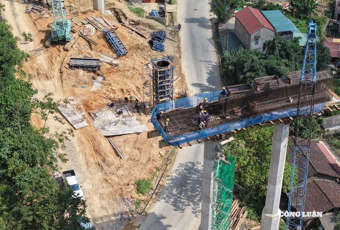Công nhân miệt mài thi công dưới trời nắng nóng.