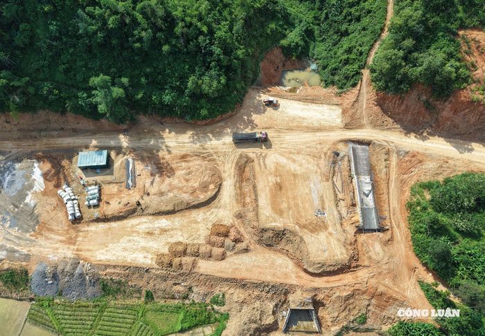 Ngoài ra còn hơn 32 vị trí có công trình điện, viễn thông, tín hiệu đường sắt, nước sạch... chưa được xử lý đã ảnh hưởng tới tiến độ thi công.