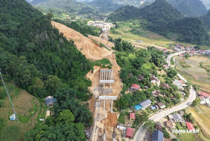 Cao tốc Đồng Đăng - Trà Lĩnh với chiều dài 121 km có tổng mức đầu tư gần 23.000 tỷ đồng, đi qua địa bàn 2 tỉnh Lạng Sơn và Cao Bằng.