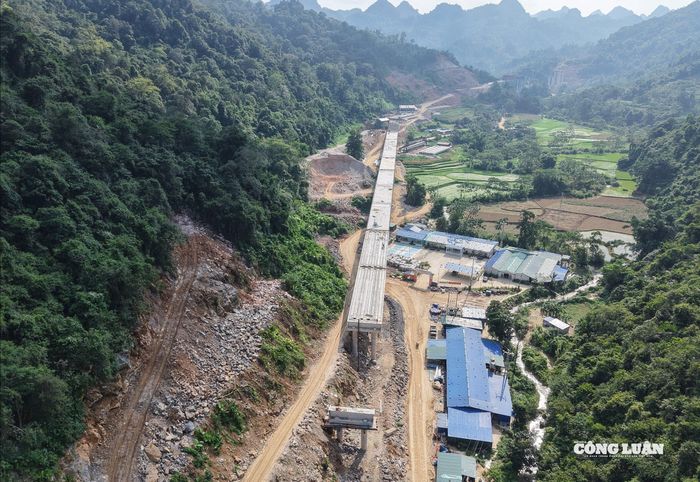 “Áp lực tiến độ của dự án ngày càng gia tăng theo chỉ đạo của Chính phủ, mục tiêu phải thông tuyến trong năm 2025 và hoàn thành trong năm 2026. Trong khi thời gian thi công hiện chỉ còn khoảng 4 tháng. Dù vậy các nhà đầu tư và nhà thầu cam kết đồng hành chặt chẽ với chính quyền, người dân tháo gỡ từng vướng mắc, tập trung mọi nguồn lực để hoàn thành mục tiêu thông tuyến trong năm 2025”, ông Thắng khẳng định.