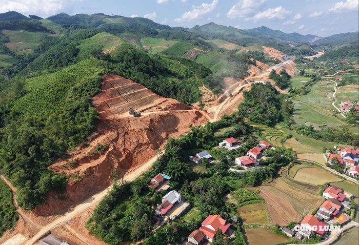 Tranh thủ thời tiết thuận lợi, các nhà thầu đang tổ chức thi công đồng loạt các hạng mục.