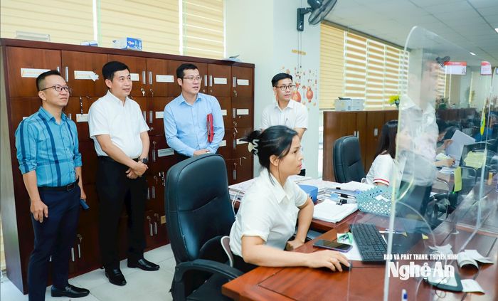 Đoàn kiểm tra tại Trung tâm Phục vụ hành chính công tỉnh Nghệ An. Ảnh: Thành Duy