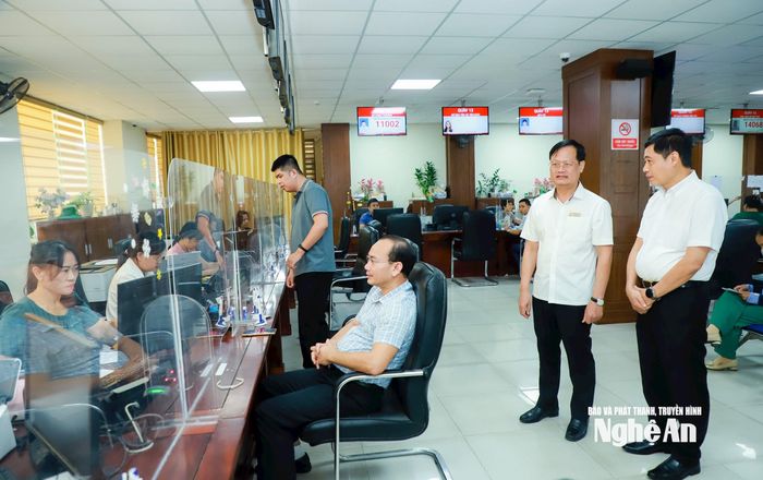 Đồng chí Nguyễn Thành Phúc - Cục trưởng Cục Chuyển đổi số quốc gia, Bộ Khoa học và Công nghệ kiểm tra tại Trung tâm Phục vụ hành chính công tỉnh Nghệ An. Ảnh: Thành Duy