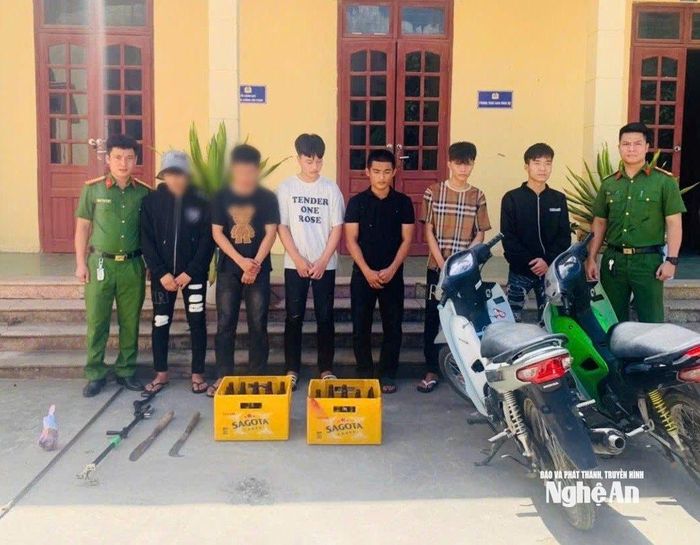 Các đối tượng cùng tang vật bị bắt giữ. Ảnh: Văn Hậu