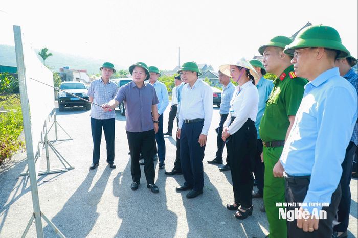 Lãnh đạo Sở Xây dựng báo cáo với Chủ tịch UBND tỉnh Lê Hồng Vinh và đoàn công tác về tiến độ dự án đường ven biển đoạn qua phường Tân Mai. Ảnh: Thành Duy