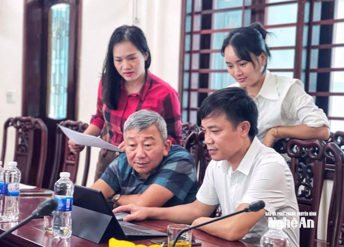 Cán bộ Sở Nội vụ Nghệ An hướng dẫn, thẩm định hồ sơ giải quyết thủ tục hành chính tại xã Mường Xén. Ảnh: PV