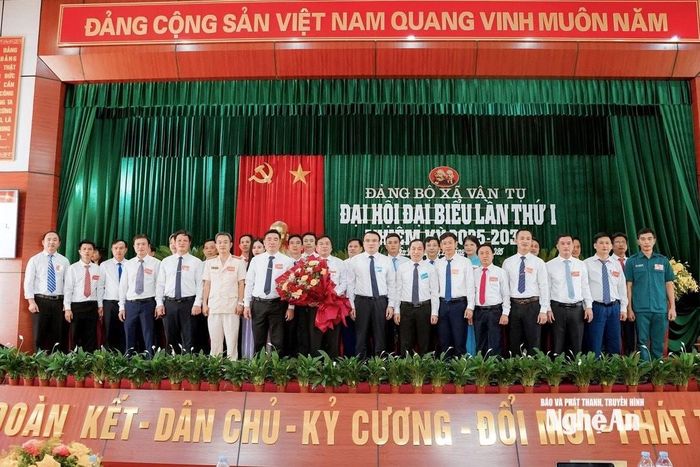 Đồng chí Phùng Thành Vinh – Ủy viên Ban Chấp hành Đảng bộ tỉnh, Phó Chủ tịch UBND tỉnh tặng hoa chúc mừng 28 đồng chí được chỉ định tham gia Ban Chấp hành Đảng bộ xã Vân Tụ, nhiệm kỳ 2025 - 2030. Ảnh: PV