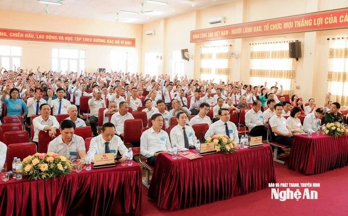 Các đại biểu biểu quyết thông qua dự thảo Nghị quyết Đại hội. Ảnh: PV