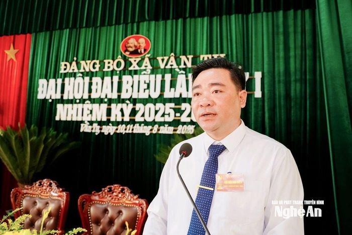 Đồng chí Nguyễn Văn Thuận - Chủ tịch UBND xã Vân Tụ trình bày báo cáo tại Đại hội. Ảnh: PV
