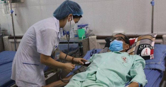 Người dân đi khám chữa bệnh bảo hiểm y tế. Ảnh: Duy Nguyễn.