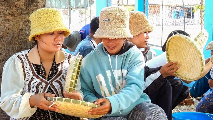 Niềm vui của các thanh niên khi tự tay đan sản phẩm bằng tre, nứa (Ảnh: Ngọc Lân)