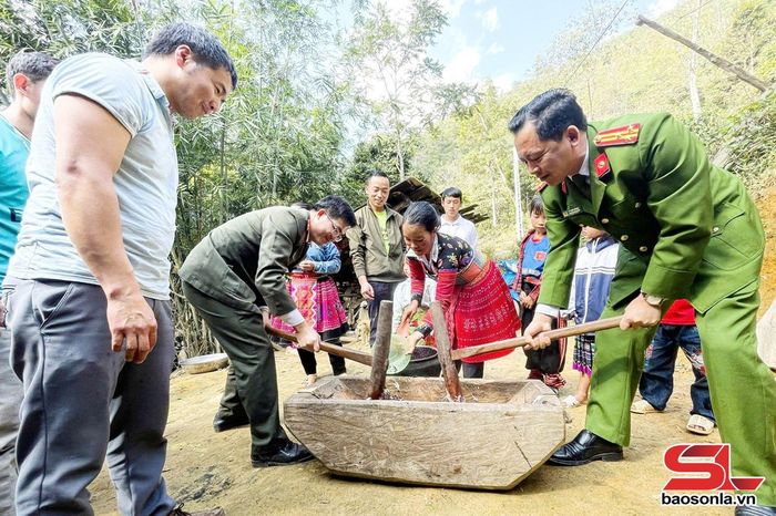 Công an tỉnh vui xuân đón Tết với đồng bào vùng cao xã Tà Xùa.