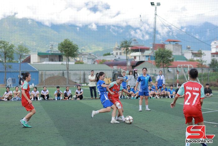 Trận chung kết giữa FC 19H Sơn La (áo xanh) và FC Thiên An với nhiều pha bóng hấp dẫn.