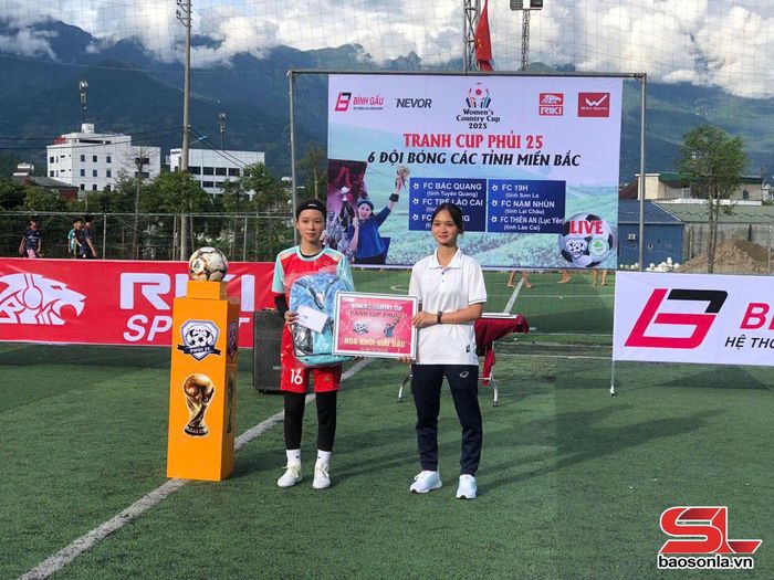 Ban tổ chức trao danh hiệu Hoa khôi của giải.