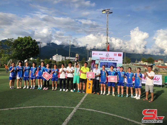 Đội FC 19H tỉnh Sơn La nhận cúp vô địch.