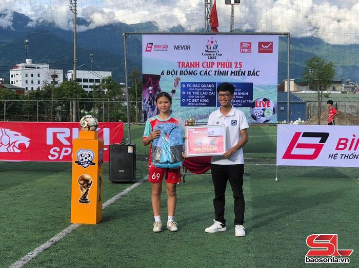 Ban tổ chức trao danh hiệu Vua phá lưới.