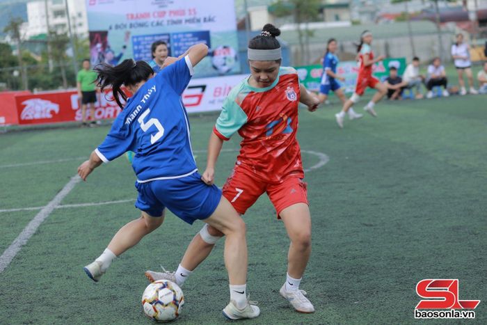 Các pha tranh bóng quyết liệt.