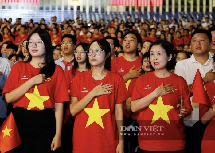 Những hình ảnh đẹp và đầy tự hào trong đêm nghệ thuật chính luận “Dưới cờ vinh quang”. Ảnh: Báo Dân Việt