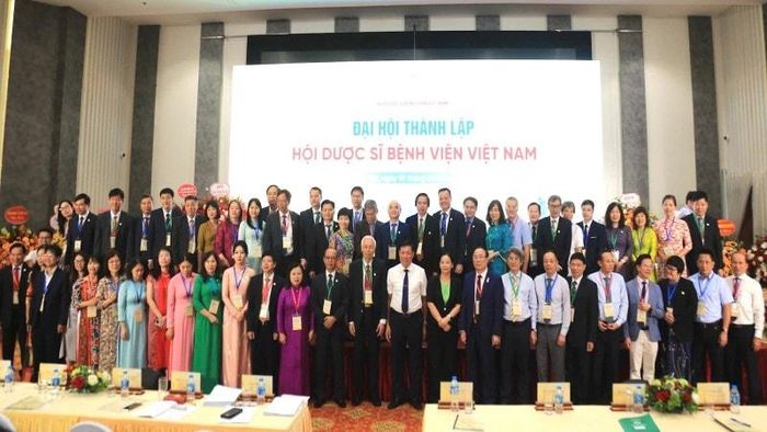 Các thành viên BCH Hội Dược sĩ bệnh viện Việt Nam khóa I. Ảnh: Bộ Y tế