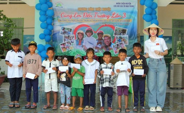 Bên cạnh đó, nhóm đã trao 10 suất học bổng...