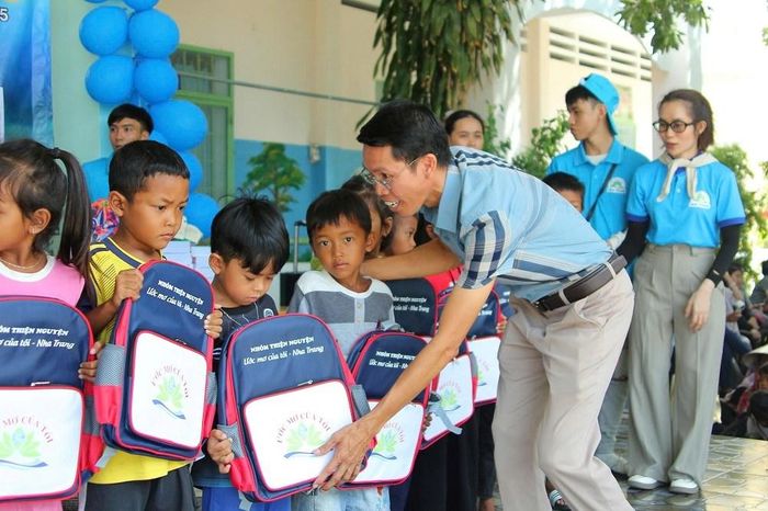 Các thành viên của nhóm đã chuẩn bị 132 phần quà gồm dụng cụ học tập, quần áo mới, giày, dép, mũ và một số vật dụng thiết yếu giúp các em học sinh bước vào năm học mới