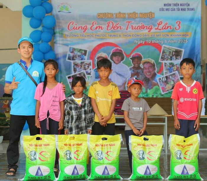 Và 5 suất quà (10kg gạo/suất) cho những em học sinh có hoàn cảnh đặc biệt khó khăn, vượt khó vươn lên trong học tập