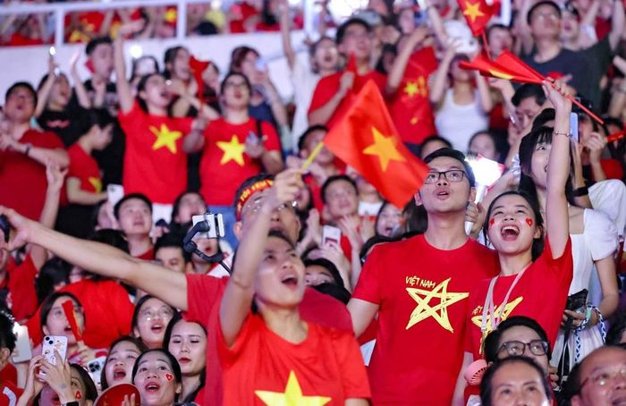 Khán giả hòa nhịp đập cùng các tiết mục đặc sắc trong chương trình. Ảnh: Thanh Tùng - TTXVN