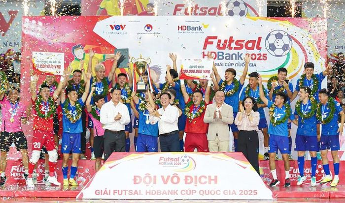 Niềm vui của nhà vô địch. Ảnh: VFF