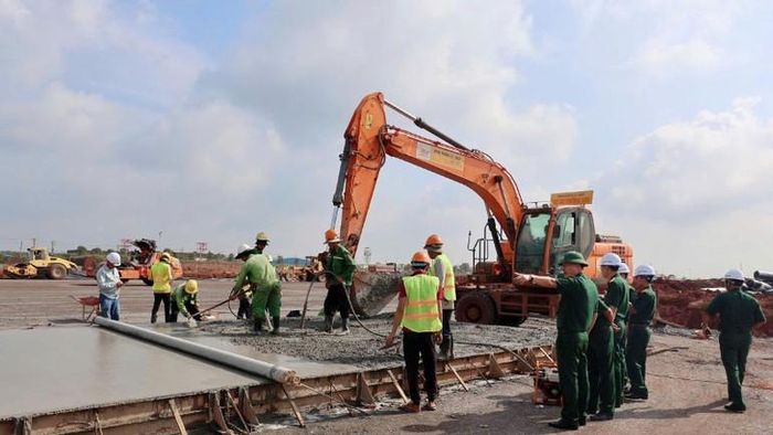  Cán bộ, chiến sĩ Tổng Công ty xây dựng Trường Sơn thảm bê-tông đường lăn sân bay Long Thành. 