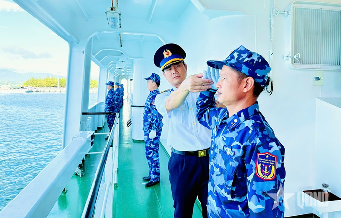Luyện tập nội dung chào tàu trên biển. 