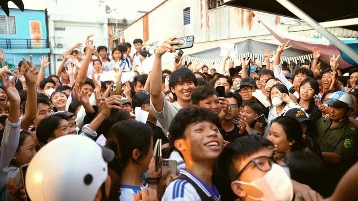  Khán giả đông nghịt xem Hoài Linh, Tuấn Trần quay phim. 